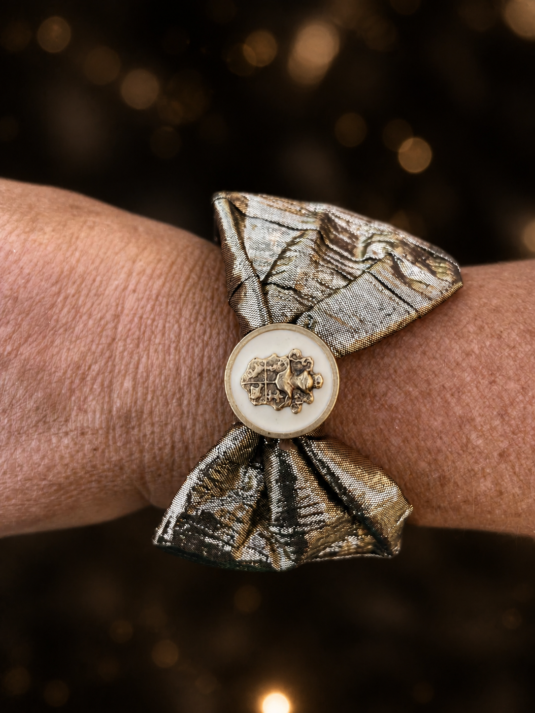Bracelet manchette porté sur un fond festif