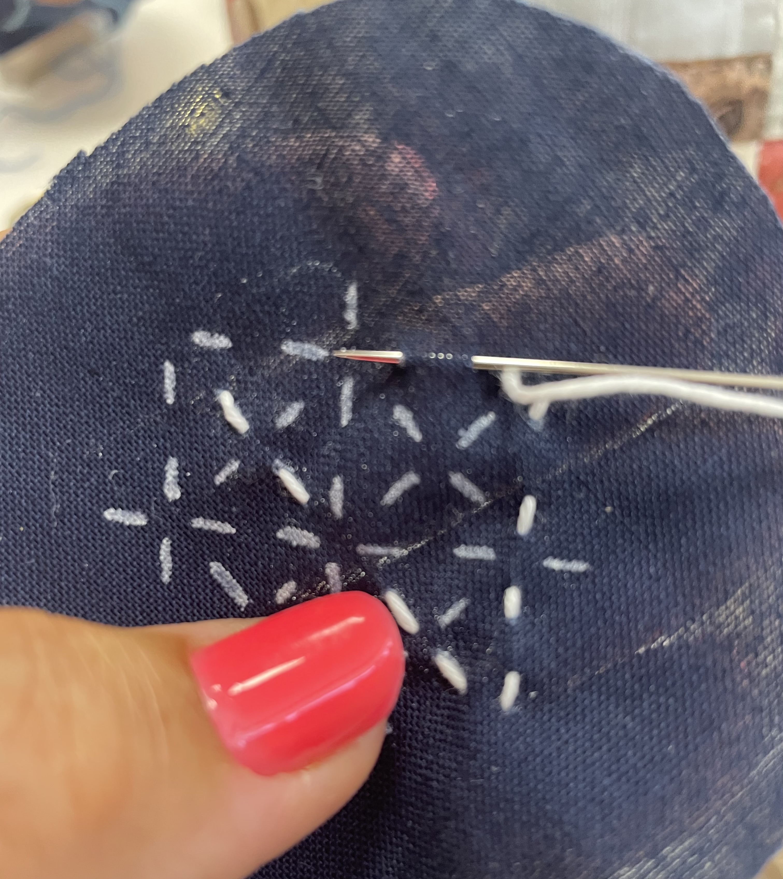 Broderie SASHIKO à la main sur un tissu bleu nuit