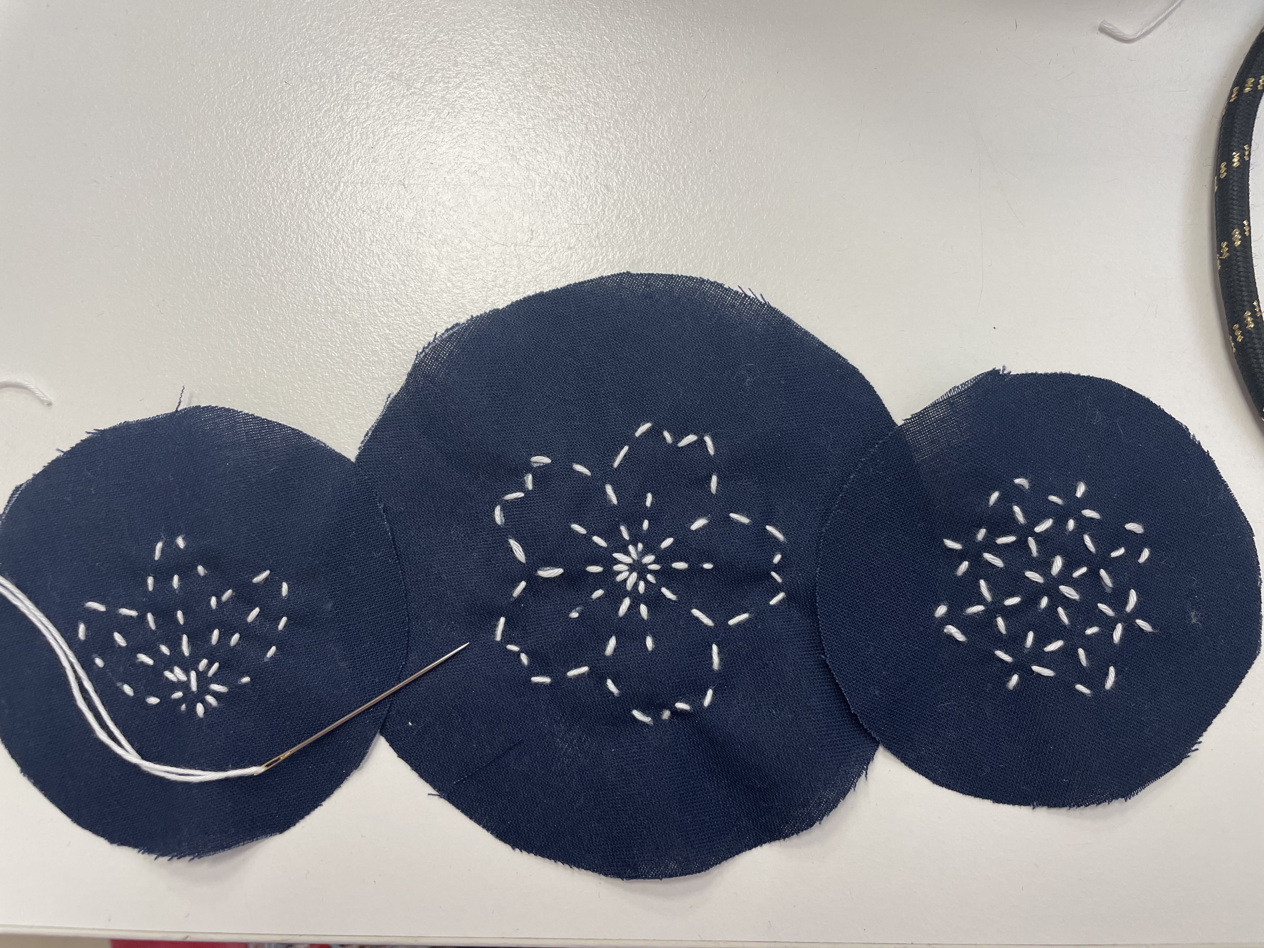 Médaillons du collier SASHIKO en cours de broderie