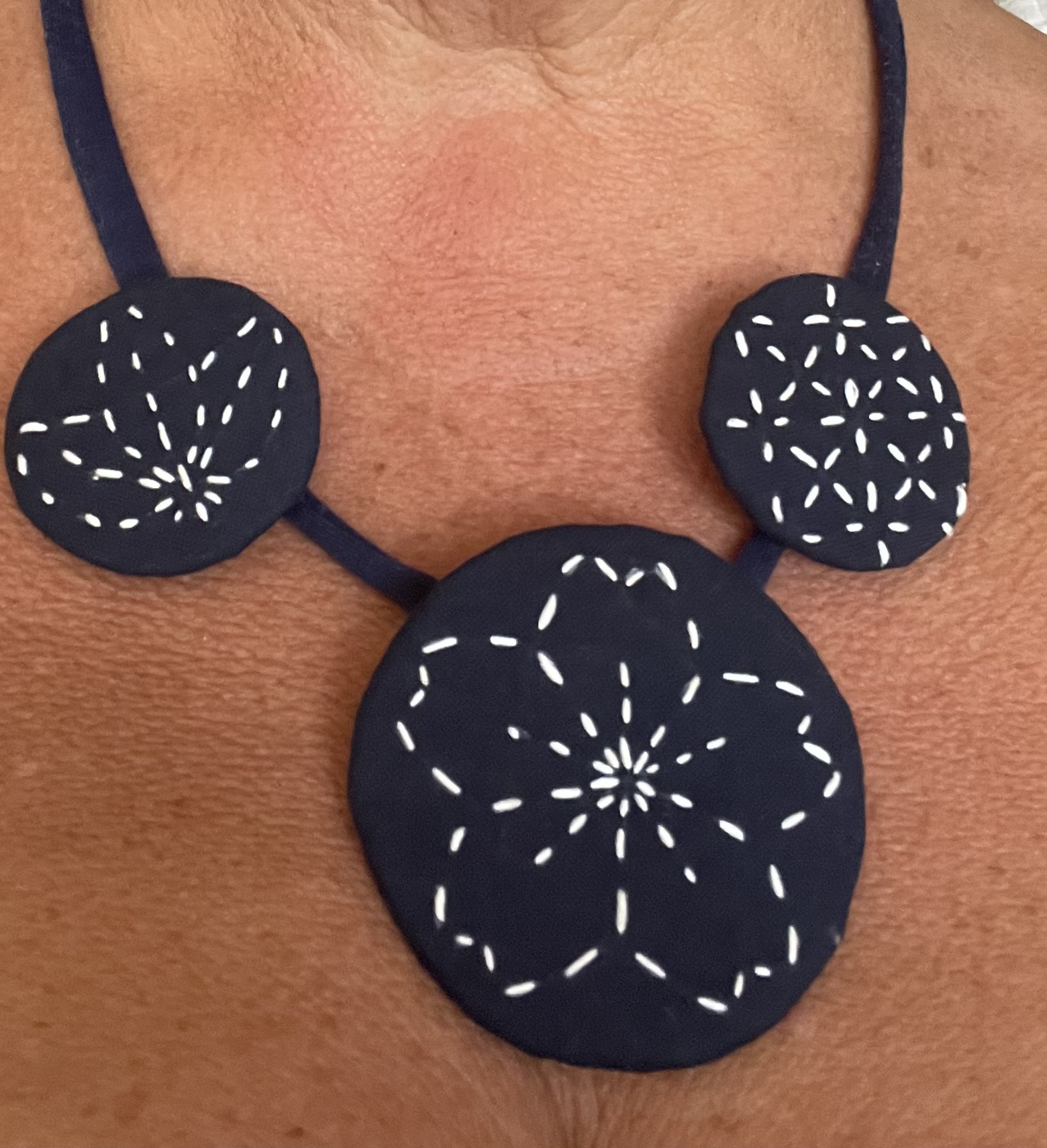 Collier SASHIKO bleu nuit brodé de blanc, porté autour du cou
