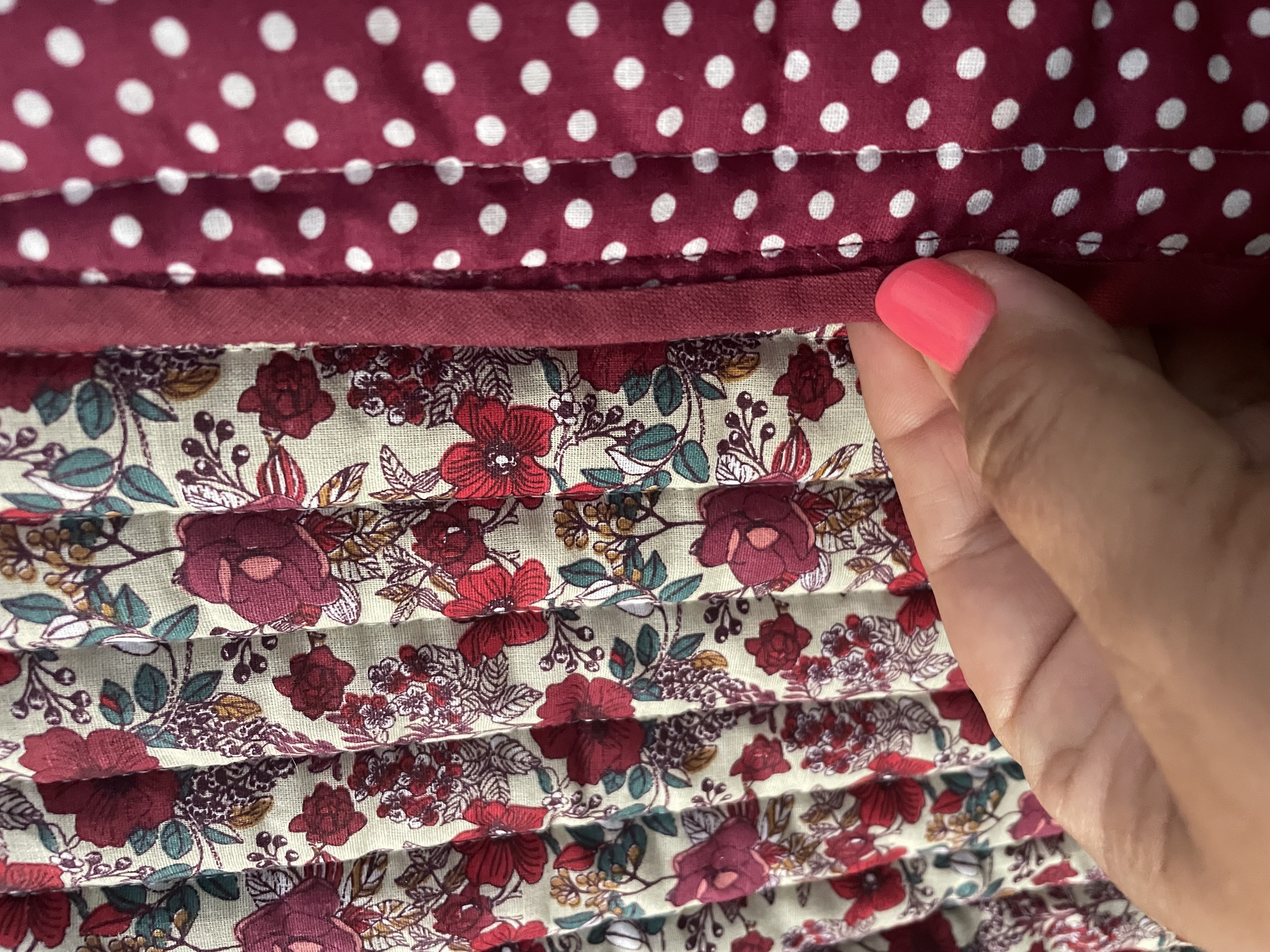 Détail de la doublure bordeaux à pois et des finitions du gilet berger