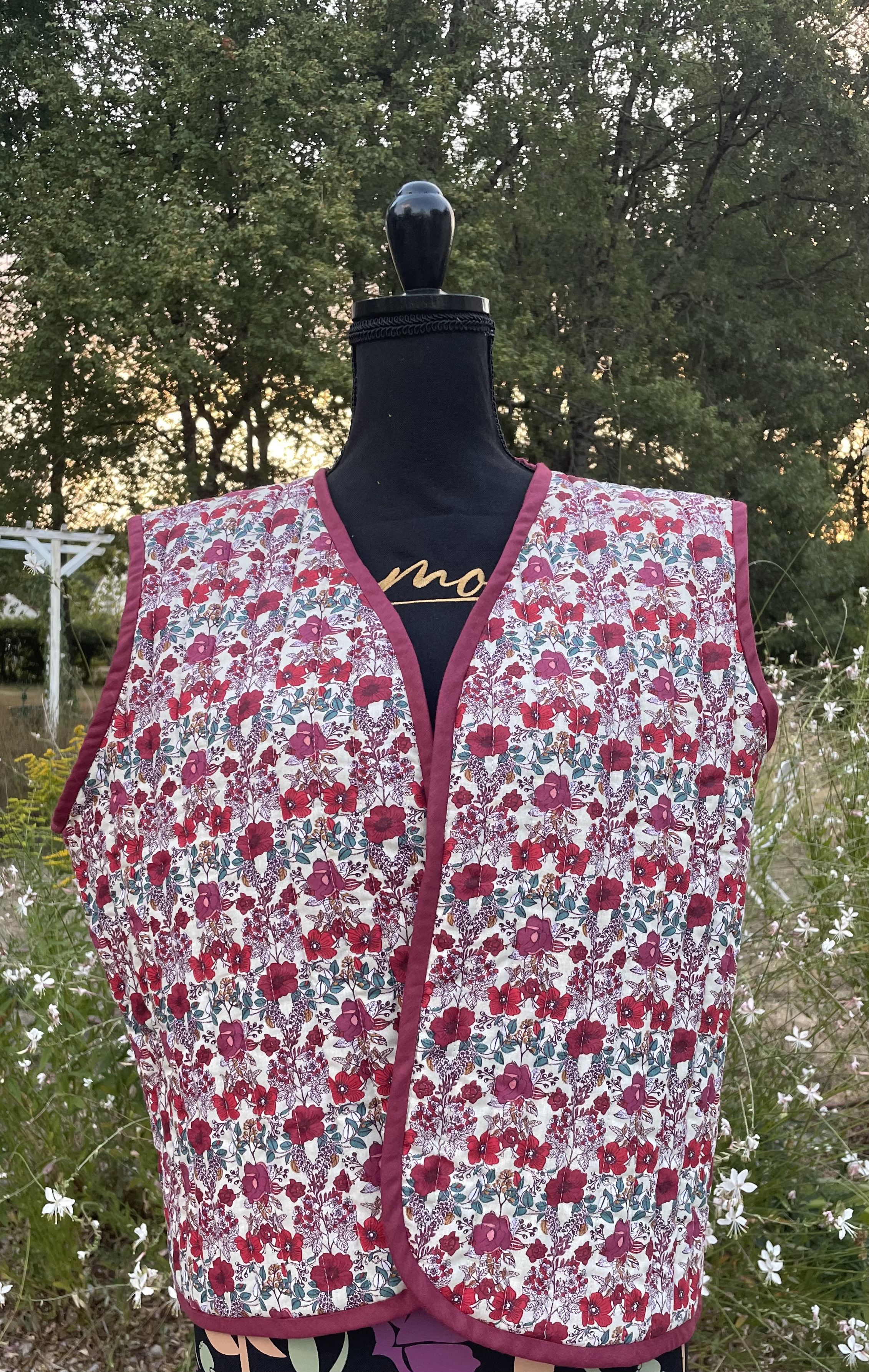 Vue de face du gilet berger sans manches fleuri, cousu main