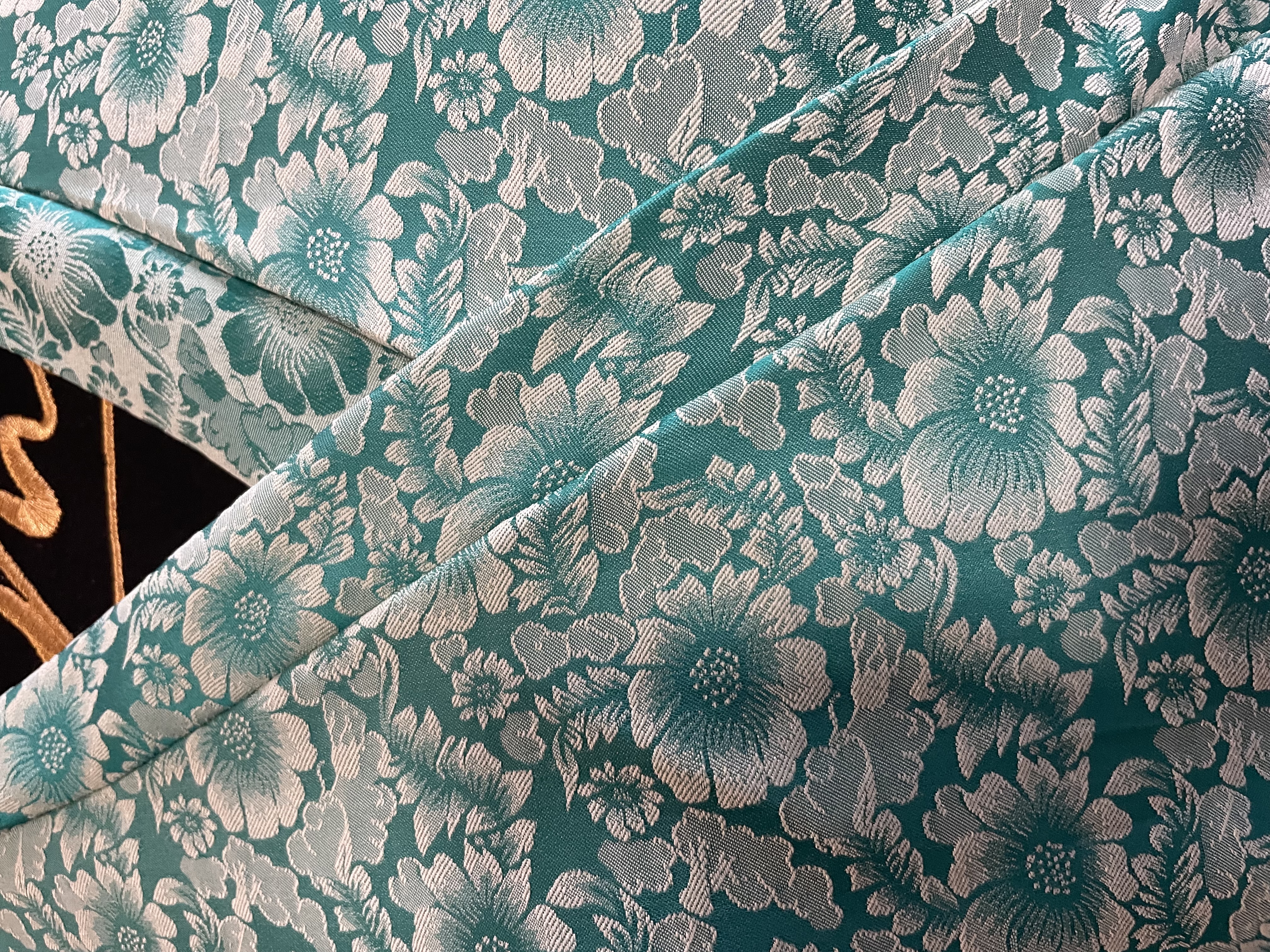 Gros plan sur le motif floral de la soie du Vietnam