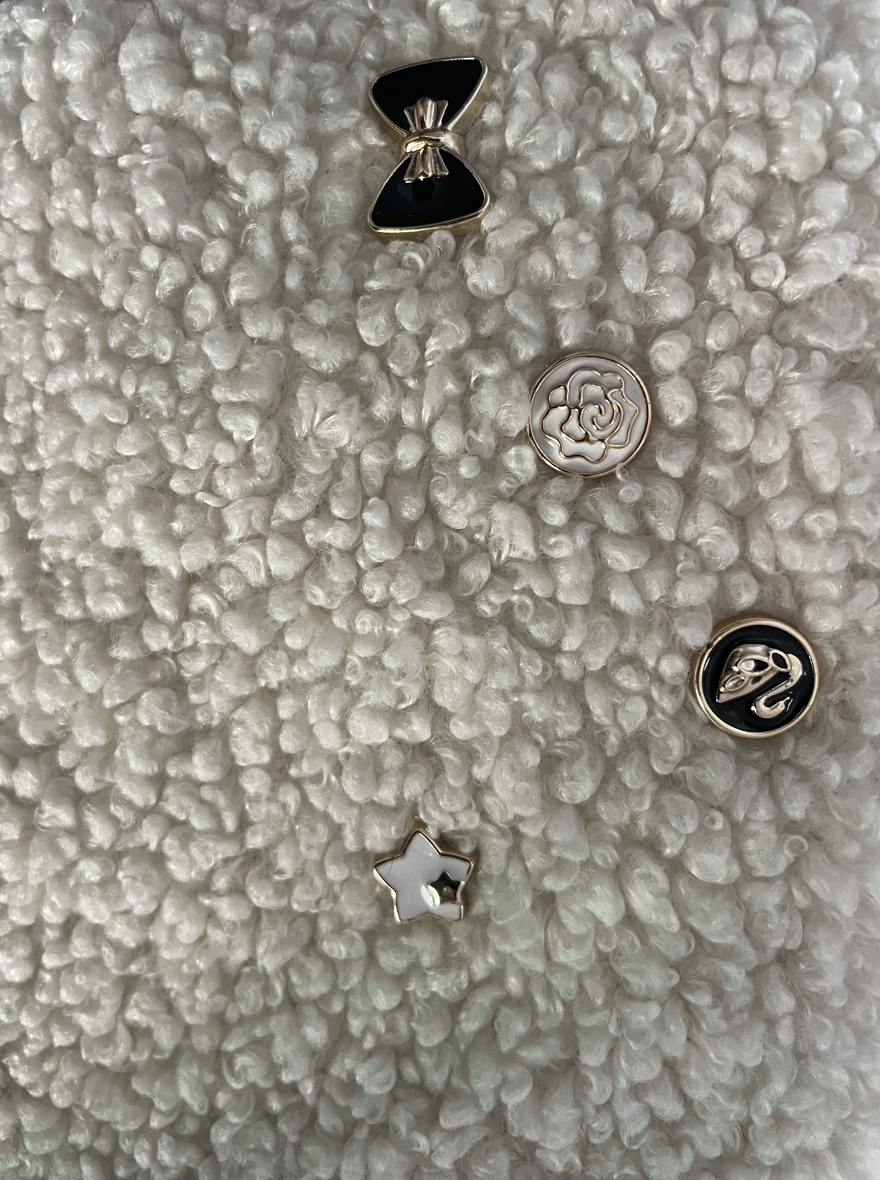 Détail du tissu bouclette et des boutons du sac banane Pilou