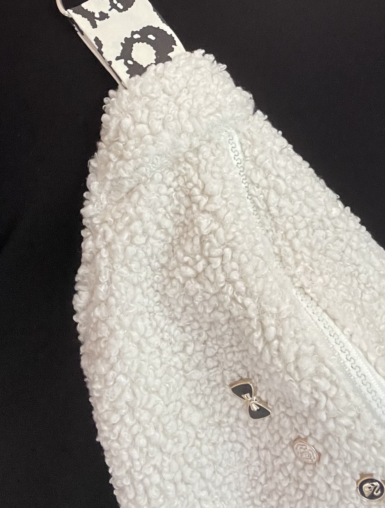 Détail du sac banane Pilou et de ses boutons décoratifs