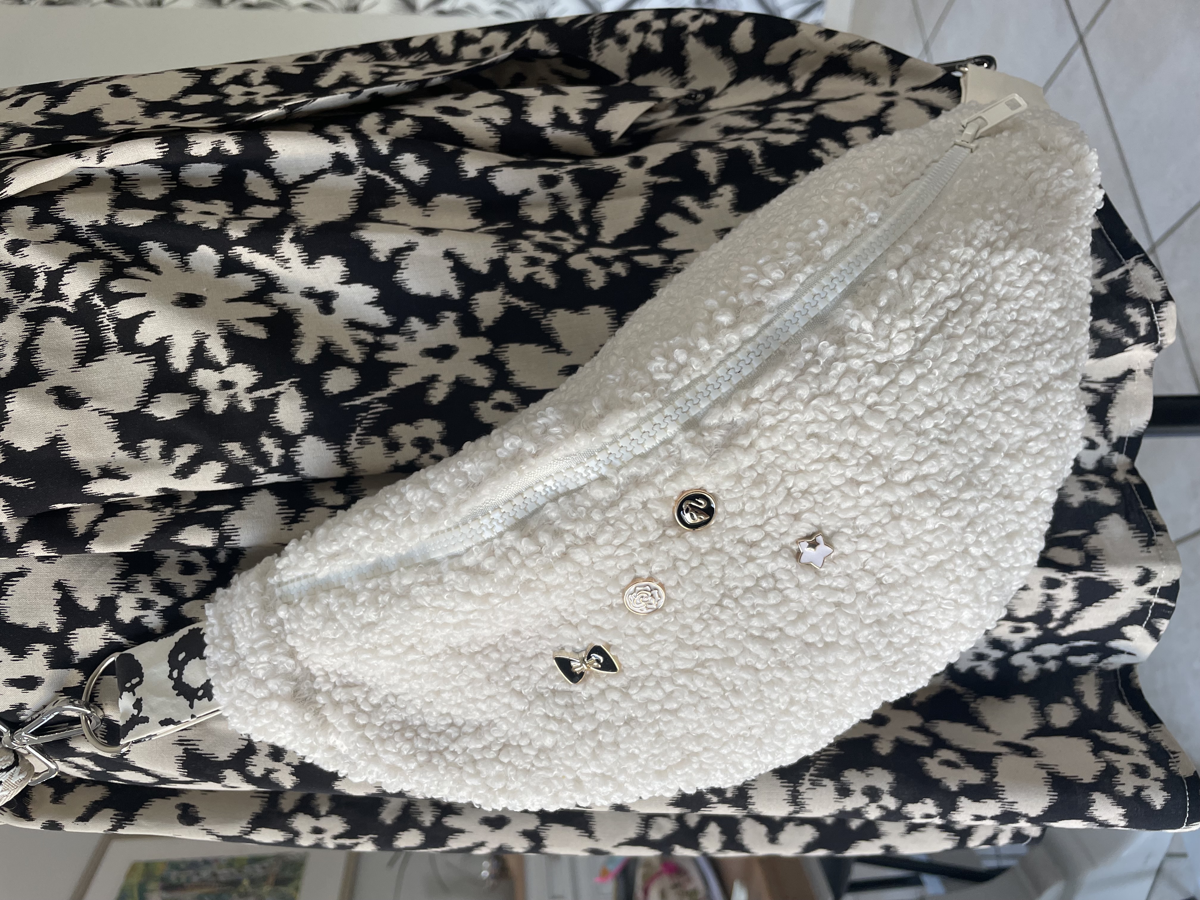Sac banane Pilou blanc porté en bandoulière