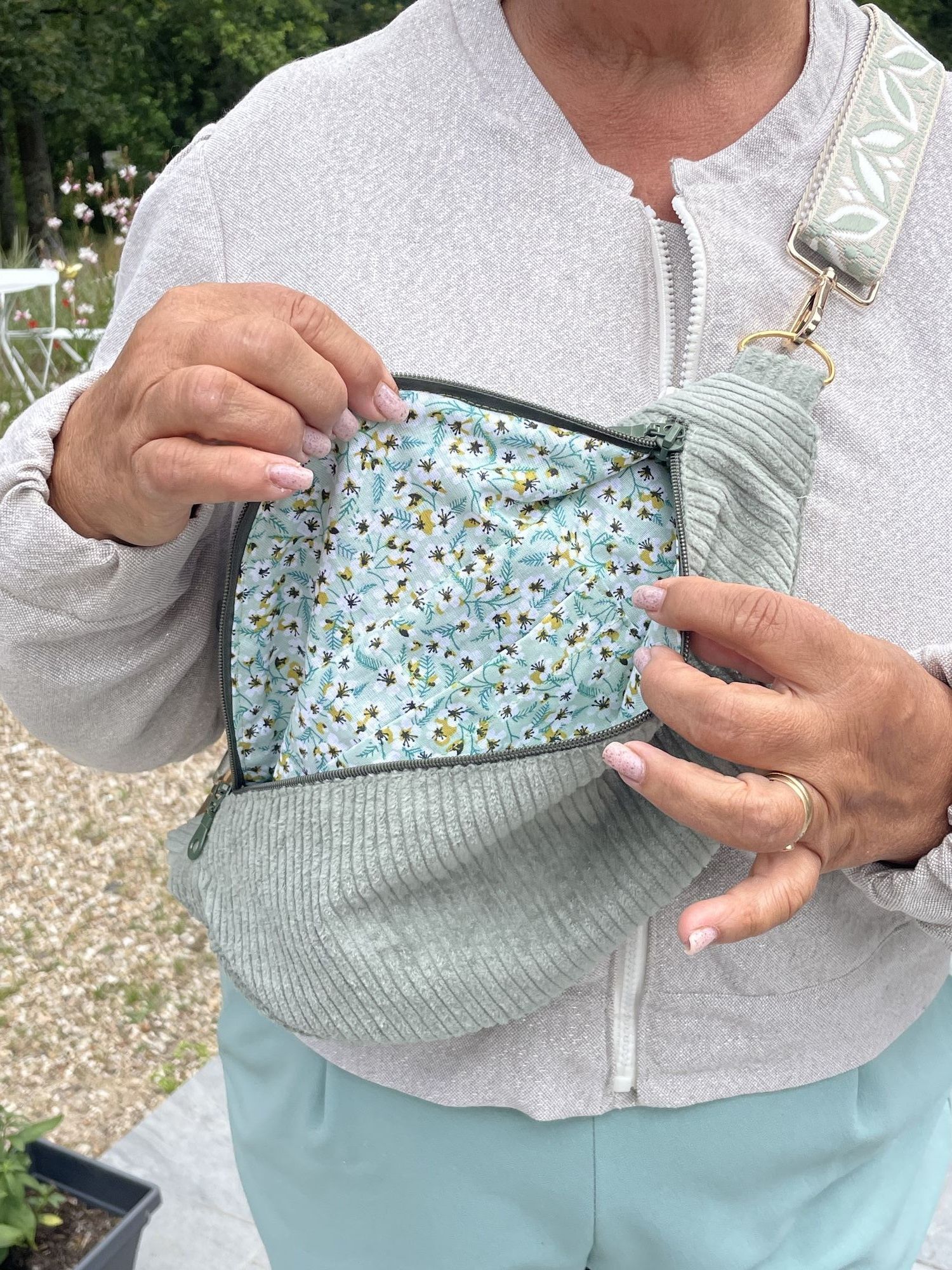 Sac banane vert amande et poche intérieur