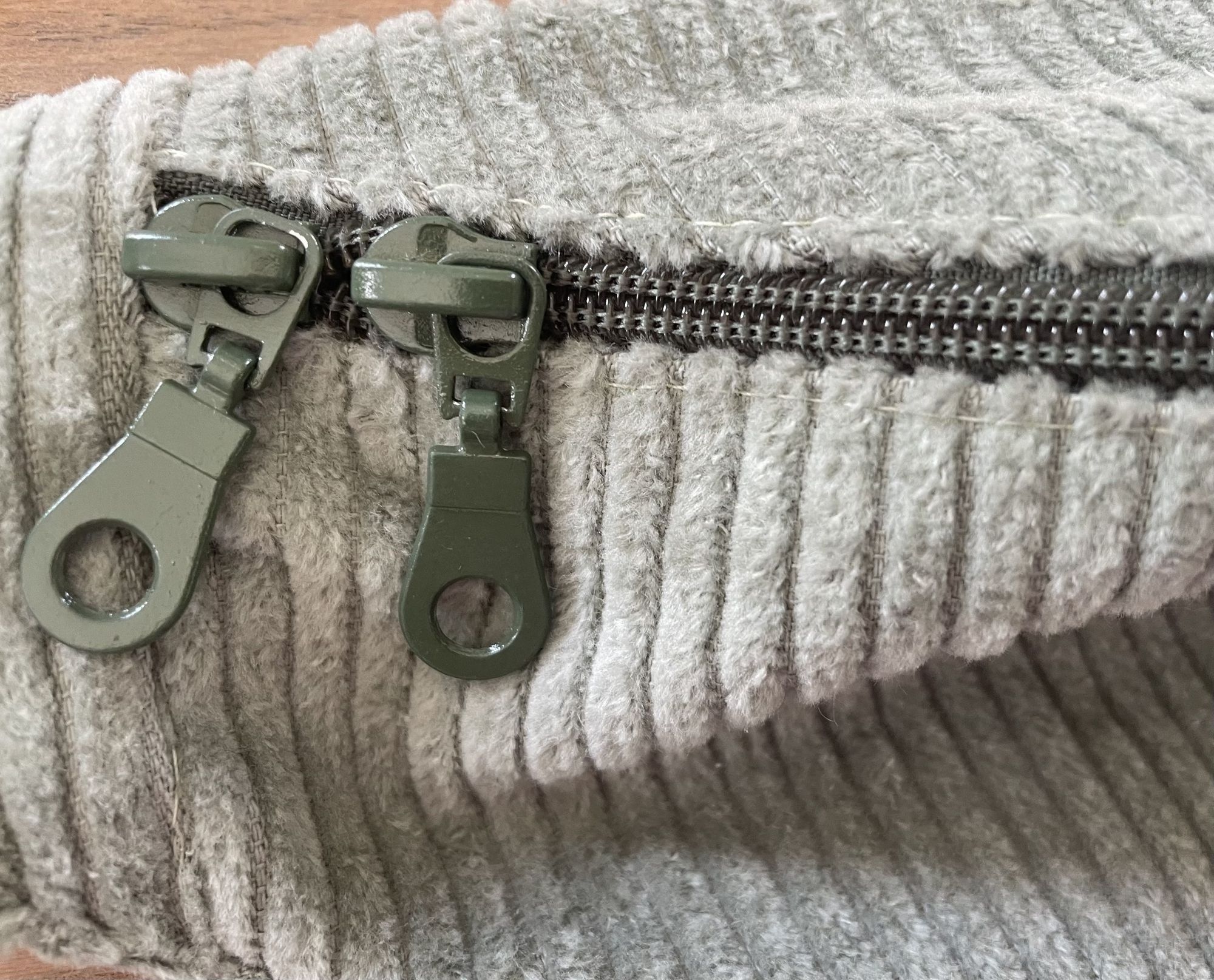 Sac banane vert amande et poche intérieur