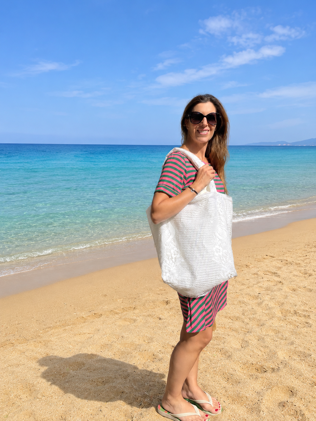 Sac cabas en dentelle porté à l'épaule sur la plage