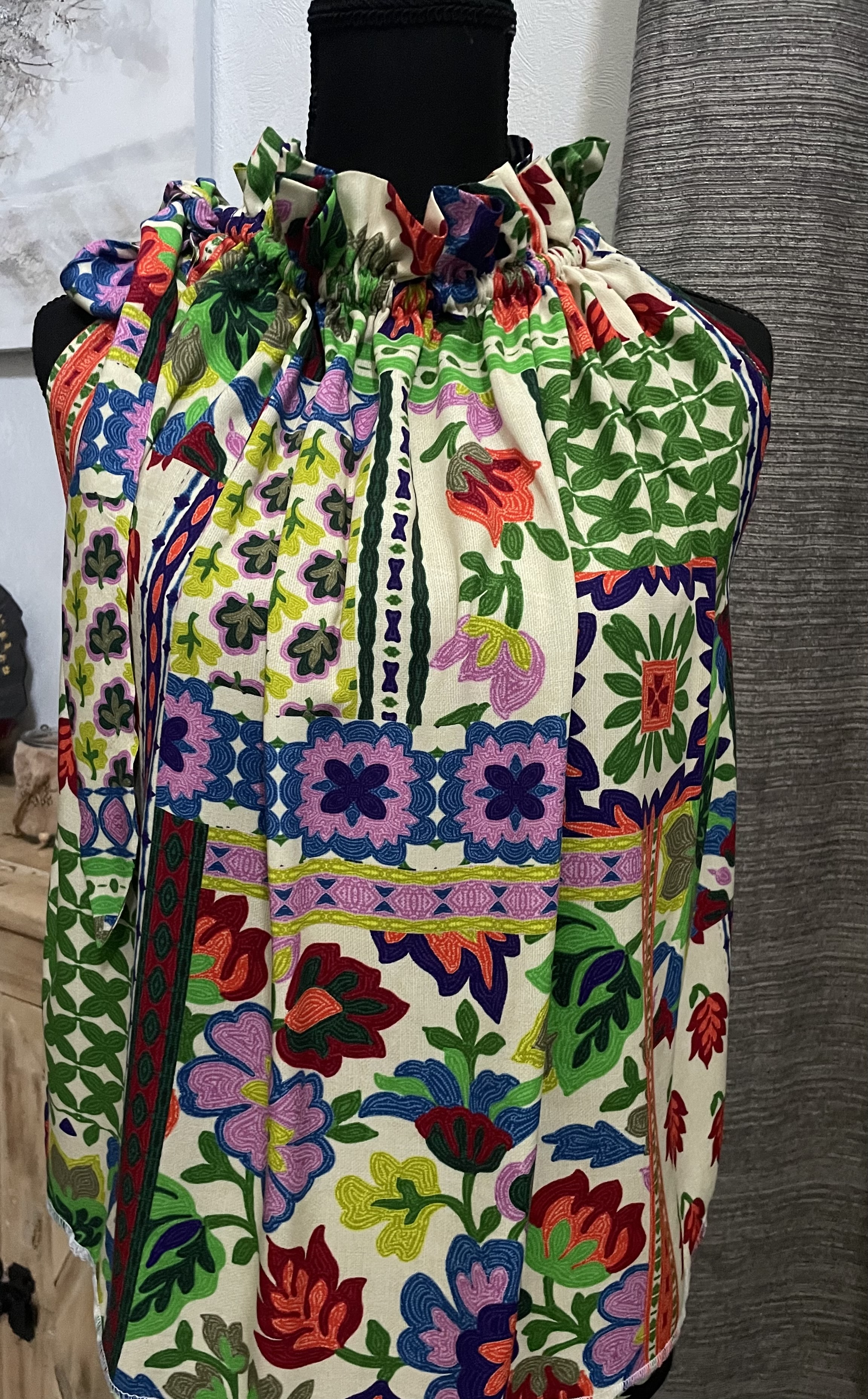 Top sans manches à col cravate - détail du tissu
